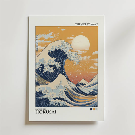 Bozetto "The Great Wave Katsushika Hokusai Poster" föreställer en stiliserad våg, Mount Fuji, en orangegul solnedgång och Japandi-stilelement, med titeltext upptill och nedtill.