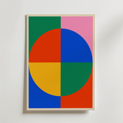 Bozetto Bauhaus Color Block Circle Poster har en inramad abstrakt design med en cirkel uppdelad i blå, gula, gröna och röda sektioner, vilket återspeglar geometrisk Bauhaus-minimalism och färgblockstil.