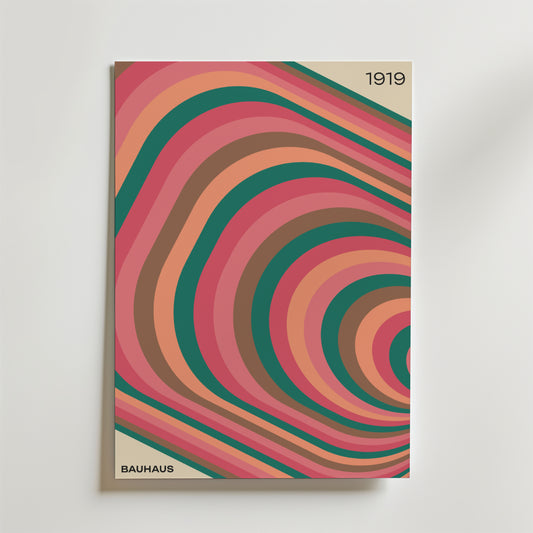 Bozetto Bauhaus Waves No.2 Poster har rosa, orange, gröna och beige kurvor i lager på lager med "1919" uppe till höger och "Bauhaus" nere till vänster - en tidlös poster som ger abstrakt liv till alla inredningar.