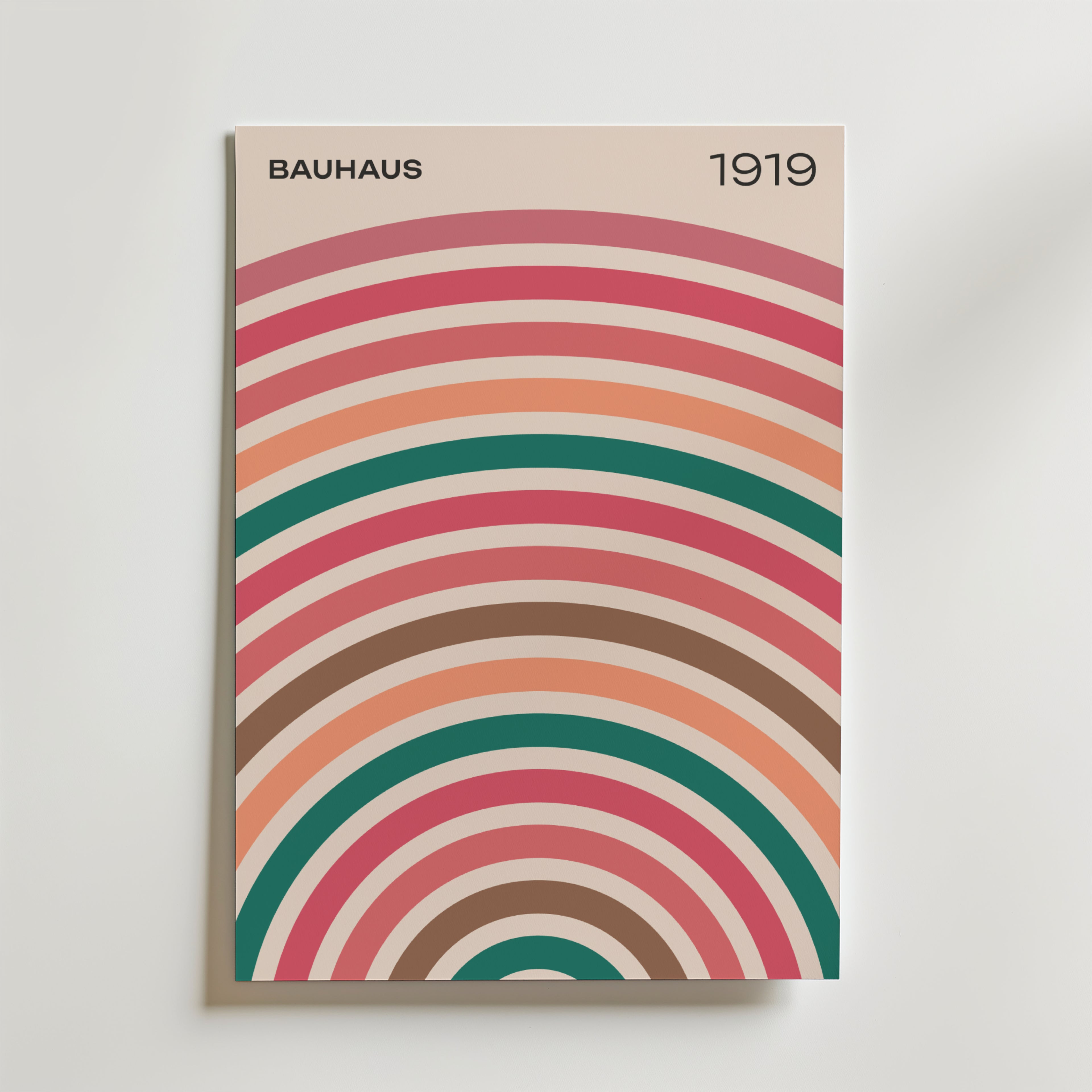 Bozetto Bauhaus Arches Poster har färgglada överlappande bågar i rosa, orange, brunt och grönt på vit botten med "BAUHAUS" och "1919" högst upp - en perfekt geometrisk poster för modern inredning.