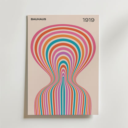 Bozetto Bauhaus Vortex Poster visar BAUHAUS och 1919 högst upp, med djärva, färgglada koncentriska kurvor som bildar en symmetrisk, optisk rörelseinspirerad abstrakt design på en ljusbeige bakgrund.