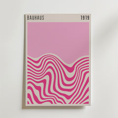 Bozetto Bauhaus Pink Waves No.2 Poster föreställer abstrakta rosa och vita vågor på en ljus bakgrund med "BAUHAUS 1919" högst upp - perfekt för stilren inredning eller för att addera modern konst till ditt rum.