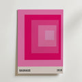 Bauhaus Pink Squares Poster från Bozetto har koncentriska rosa rutor och ett beige band med texten "BAUHAUS" och "1919", och blandar minimalistisk design med en hyllning till Bauhaus historia.