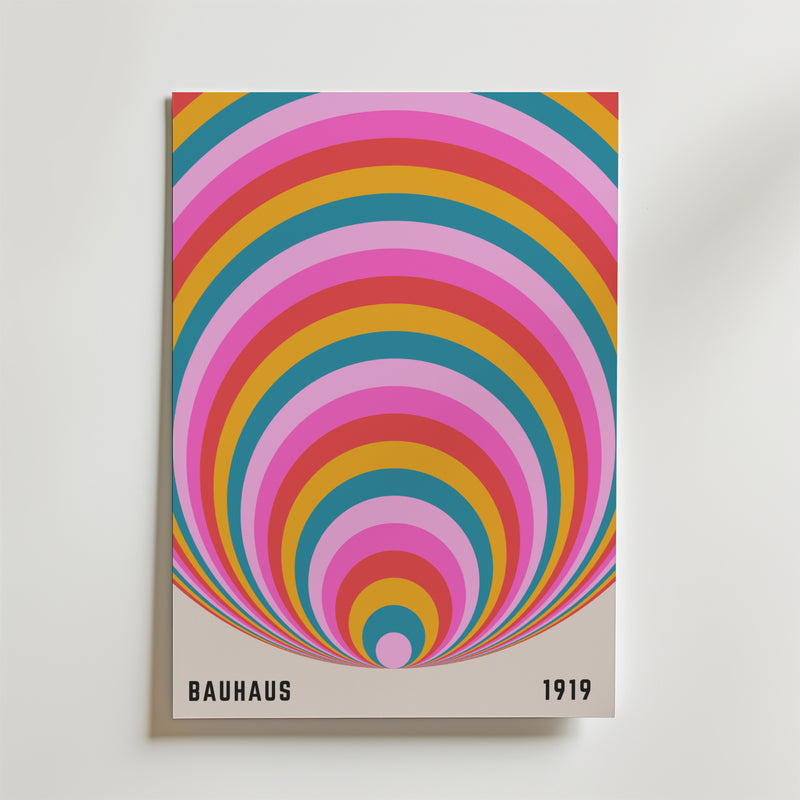 Bozetto Bauhaus Color Arch Poster visar färgrika bågar i rosa, orange, gult och blått på vitt, med BAUHAUS och 1919 i svart - ideala moderna väggdekor.