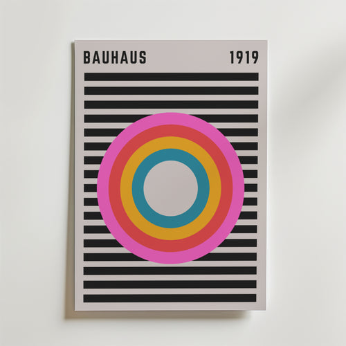 Bozetto Bauhaus Spectrum No. 2 Poster visar BAUHAUS 1919 högst upp, djärva horisontella svarta linjer och ett slående centralt mål i rosa, orange, gult och blått på en skarp vit bakgrund.