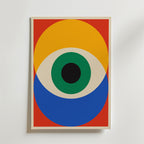 Bauhaus Focus Poster från Bozetto har en djärv röd bakgrund med ett stort öga som består av överlappande former: gul halvcirkel upptill, blå nedanför, grön cirkel i mitten och svart pupill - en modern abstrakt look.