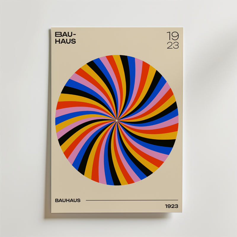 Bozetto Bauhaus Spiral Poster har en livfull beige spiral med blå, röda, gula, orange och svarta ränder. "BAUHAUS" och "1923" visas i svart, perfekt för fans av Bauhaus konstverk och modern inredning.