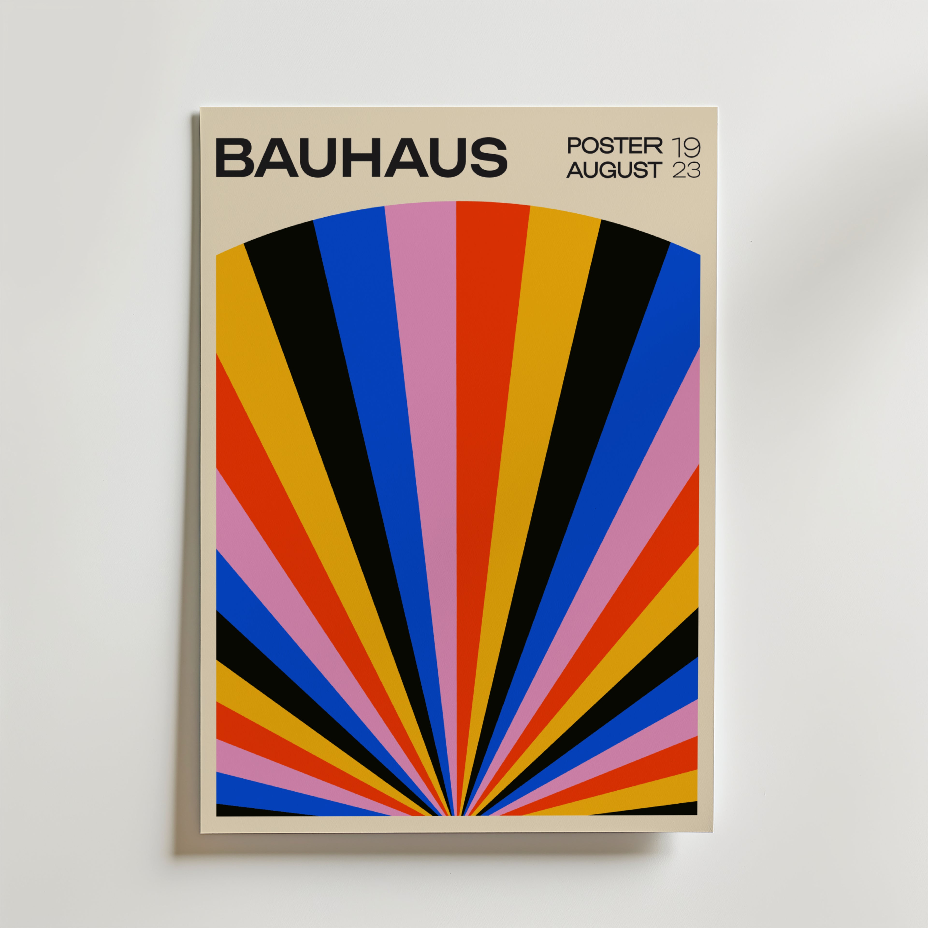 Bozetto Bauhaus Spectrum No. 3 Poster har djärva, strålande geometriska strålar i svart, rött, blått, orange, gult och rosa på en ljus bakgrund - ett slående exempel på tidlös Bauhausdesign.