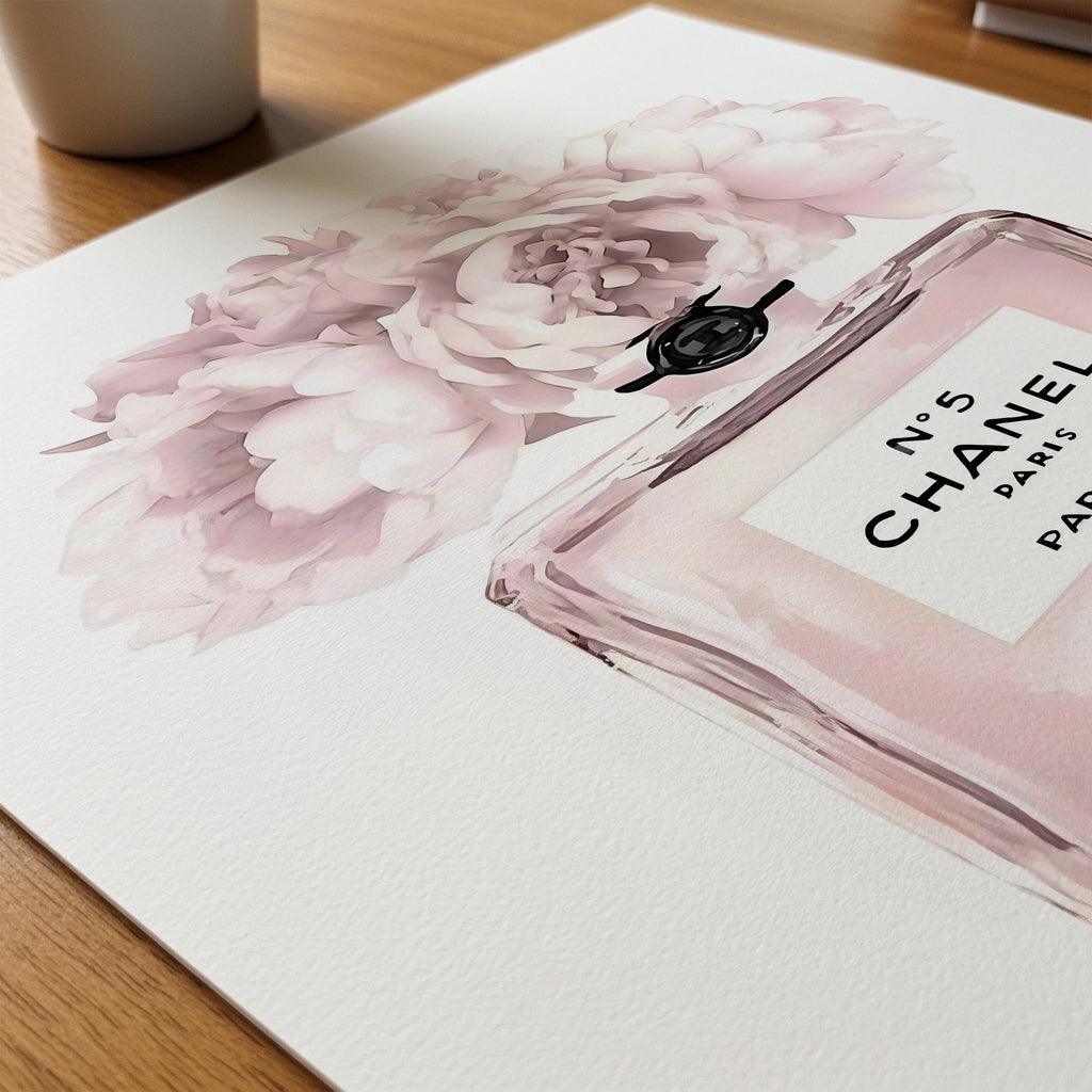Chanel Bloom poster paper_desk på skrivbord – Bozetto