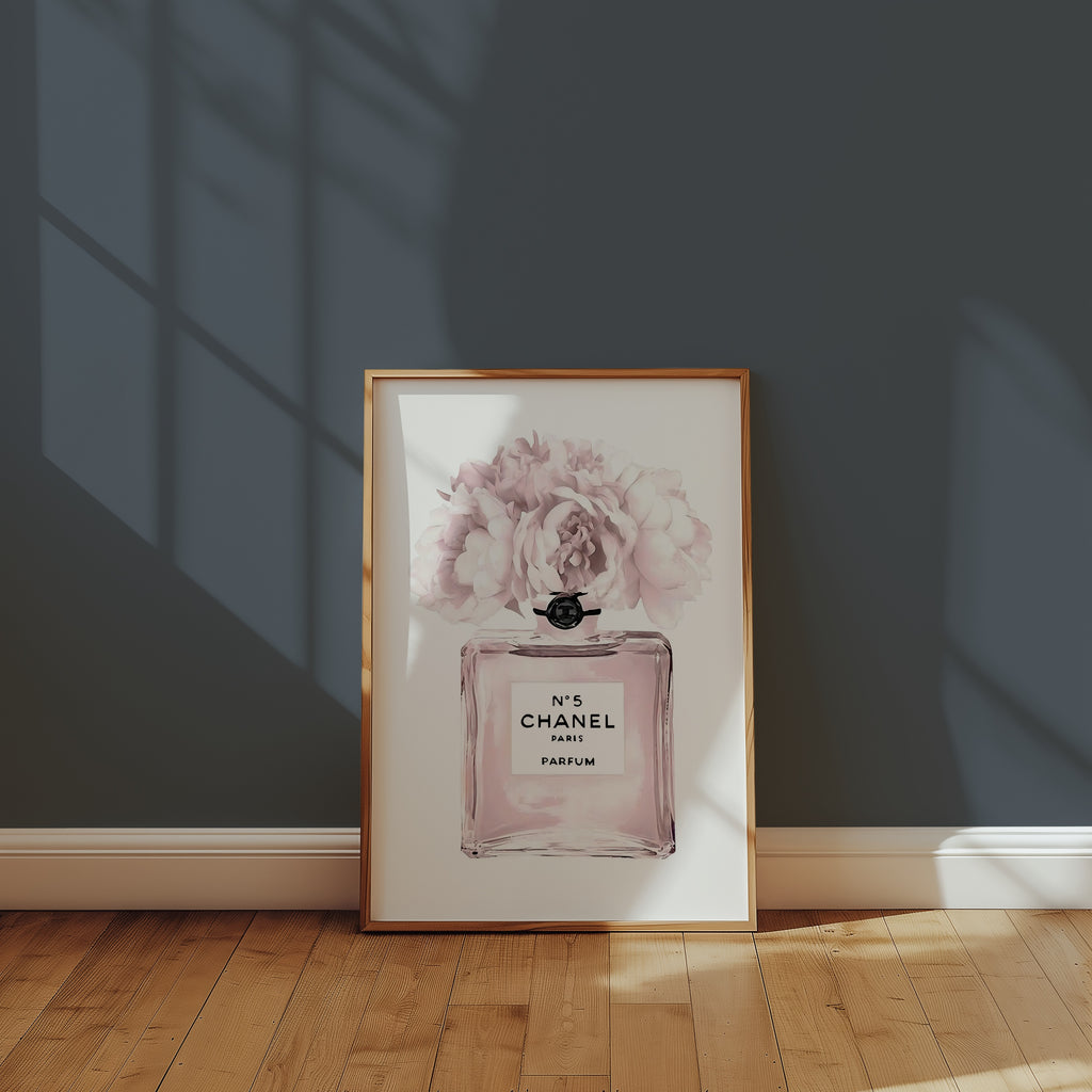 Chanel Bloom poster på vägg i hemmiljö – Bozetto
