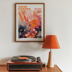 Yayoi Kusama Coral Bloom Reverie poster i inramad miljö – Bozetto