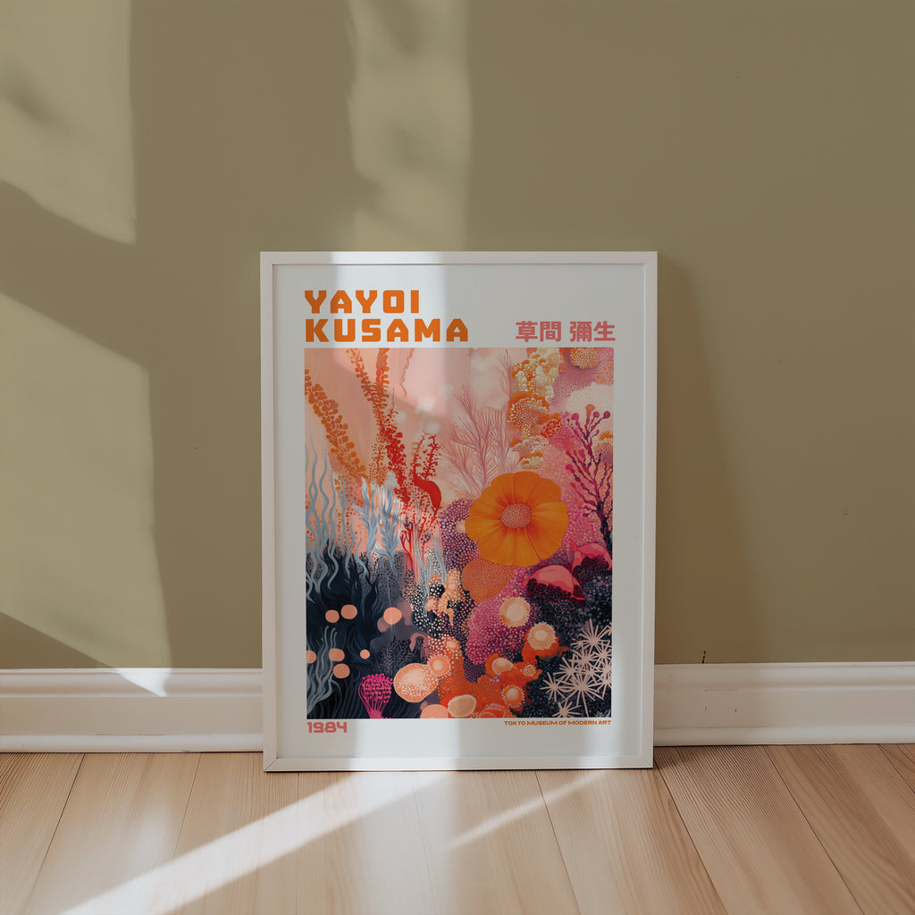 Yayoi Kusama Coral Bloom Reverie poster i stilren inredning – Bozetto