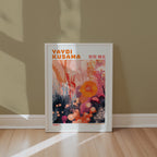 Yayoi Kusama Coral Bloom Reverie poster i stilren inredning – Bozetto