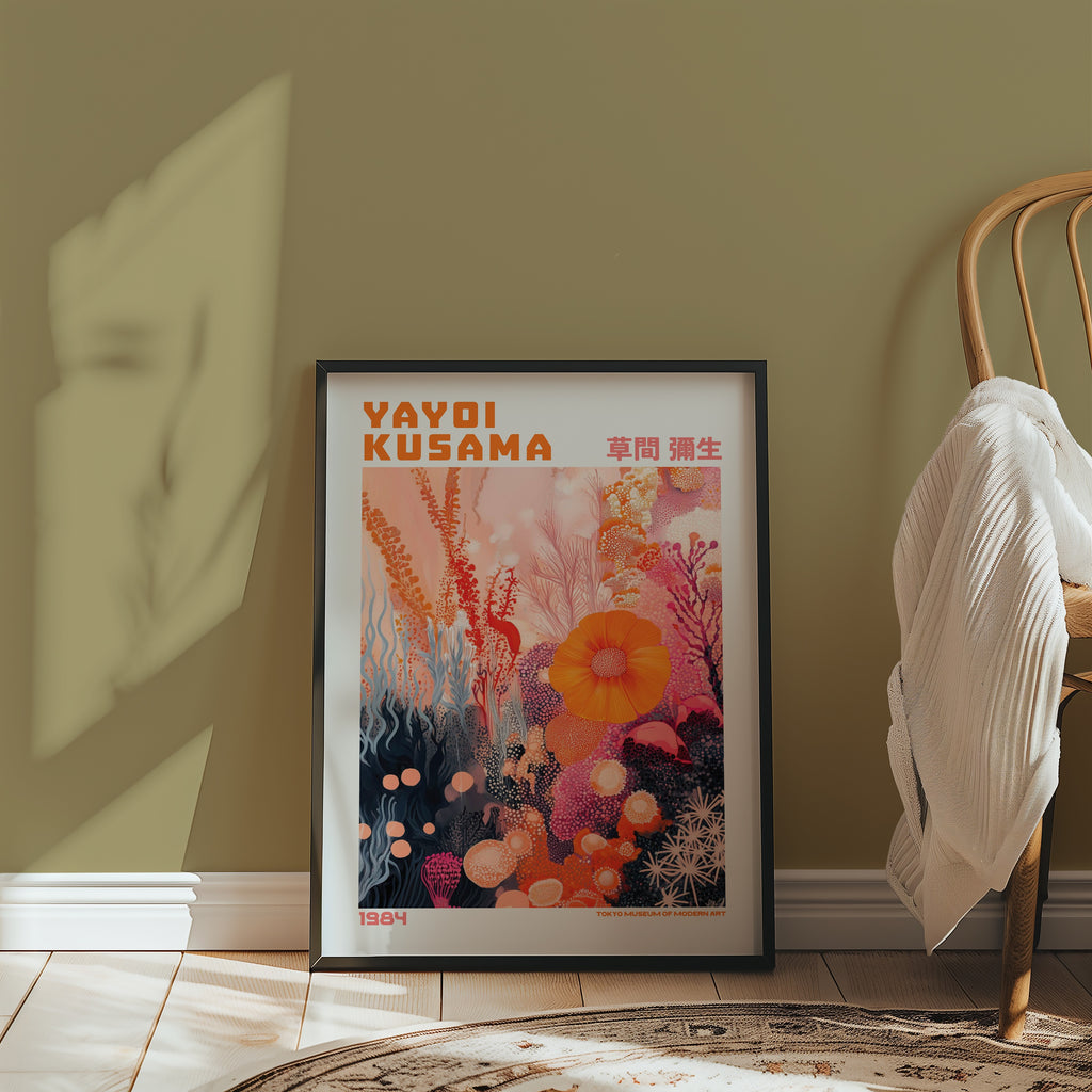 Yayoi Kusama Coral Bloom Reverie poster på vägg i hemmiljö – Bozetto