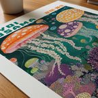 Yayoi Kusama Deep Sea Jellyfish Symphony poster som papper på skrivbord (paper_desk) – konsttryck från Bozetto i hög kvalitet