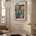 Yayoi Kusama Deep Sea Jellyfish Symphony poster i inramad miljö på vägg – konsttryck från Bozetto i hög kvalitet