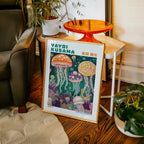 Yayoi Kusama Deep Sea Jellyfish Symphony poster i modern rumsmiljö – konsttryck från Bozetto i hög kvalitet
