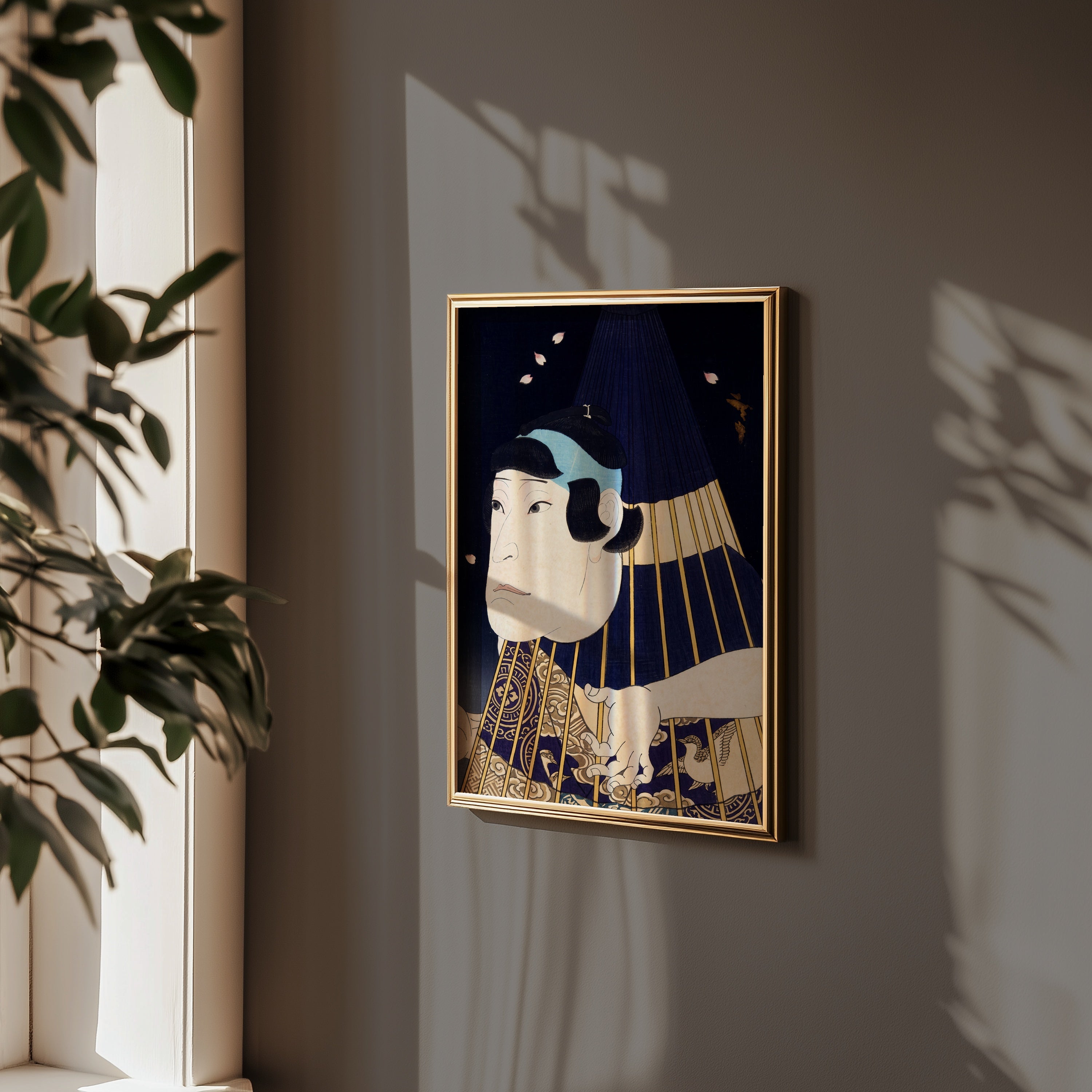 Kabuki Spirit Poster i vardagsrum, ukiyo-e-konst i indigo och guld, från Bozetto