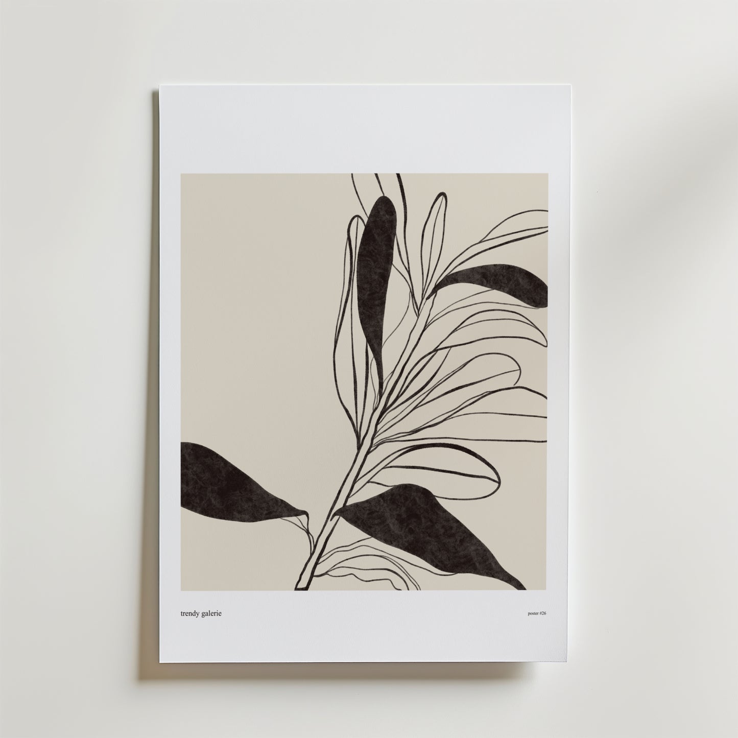 Whispers Of Nature Poster by Bozetto har ett abstrakt bladverk med svarta linjer på beige med en vit kant, vilket skapar en minimalistisk, modern look som framhäver rena linjer och organiska former för en harmonisk atmosfär.