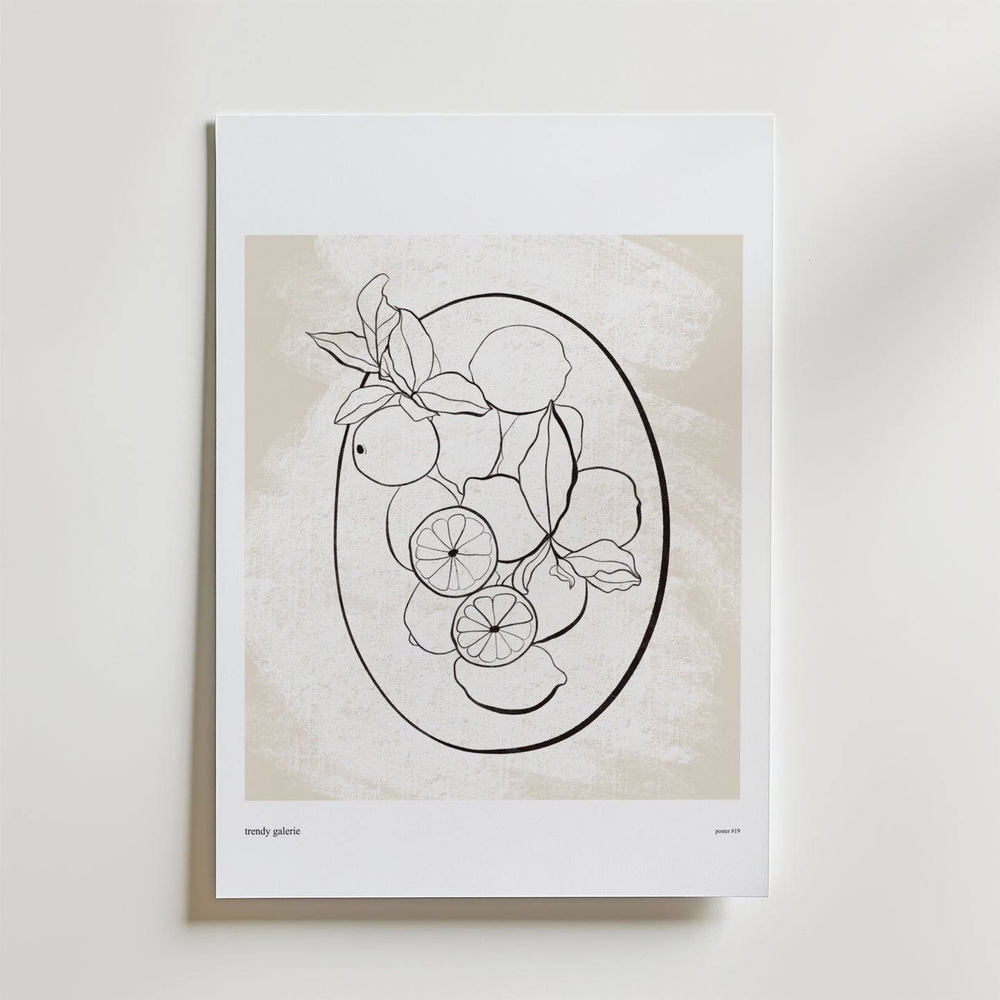 Oval Garden Poster by Bozetto har en minimalistisk grafisk konst med svarta linjer av citrusfrukter och blad i en oval på en beige texturerad bakgrund, komplett med en bred vit kant - perfekt för naturmotiv-fans.