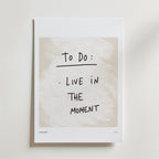 Bozetto "To Be, Not To Do" Poster har handskriven text på en ljusbeige jordtoner-bakgrund som ger en medvetet hem-vibe och modern minimalism till varje vit vägg.