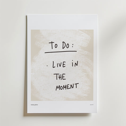 Bozetto "To Be, Not To Do" Poster har handskriven text på en ljusbeige jordtoner-bakgrund som ger en medvetet hem-vibe och modern minimalism till varje vit vägg.