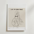 Elegant Morning Poster by Bozetto har en minimalistisk linjeteckning av en person i badrock och handduk, med solglasögon på, som dricker ur en kopp under texten I AM MY OWN MUSE-ett modernt konstverk med självständig och stilren känsla.