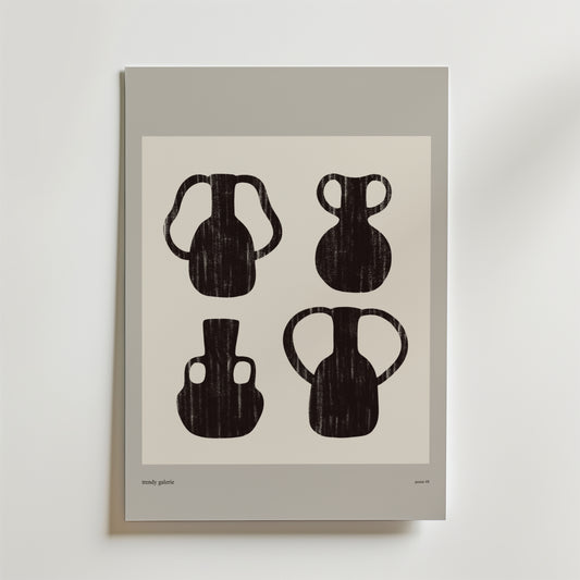 Form Archive Poster av Bozetto har fyra svarta abstrakta vaser i ett rutnät på en ljus bakgrund, kantad av en grå matta. Detta minimalistiska konsttryck erbjuder konstnärlig balans och grafiskt uttryck för modern förfining.