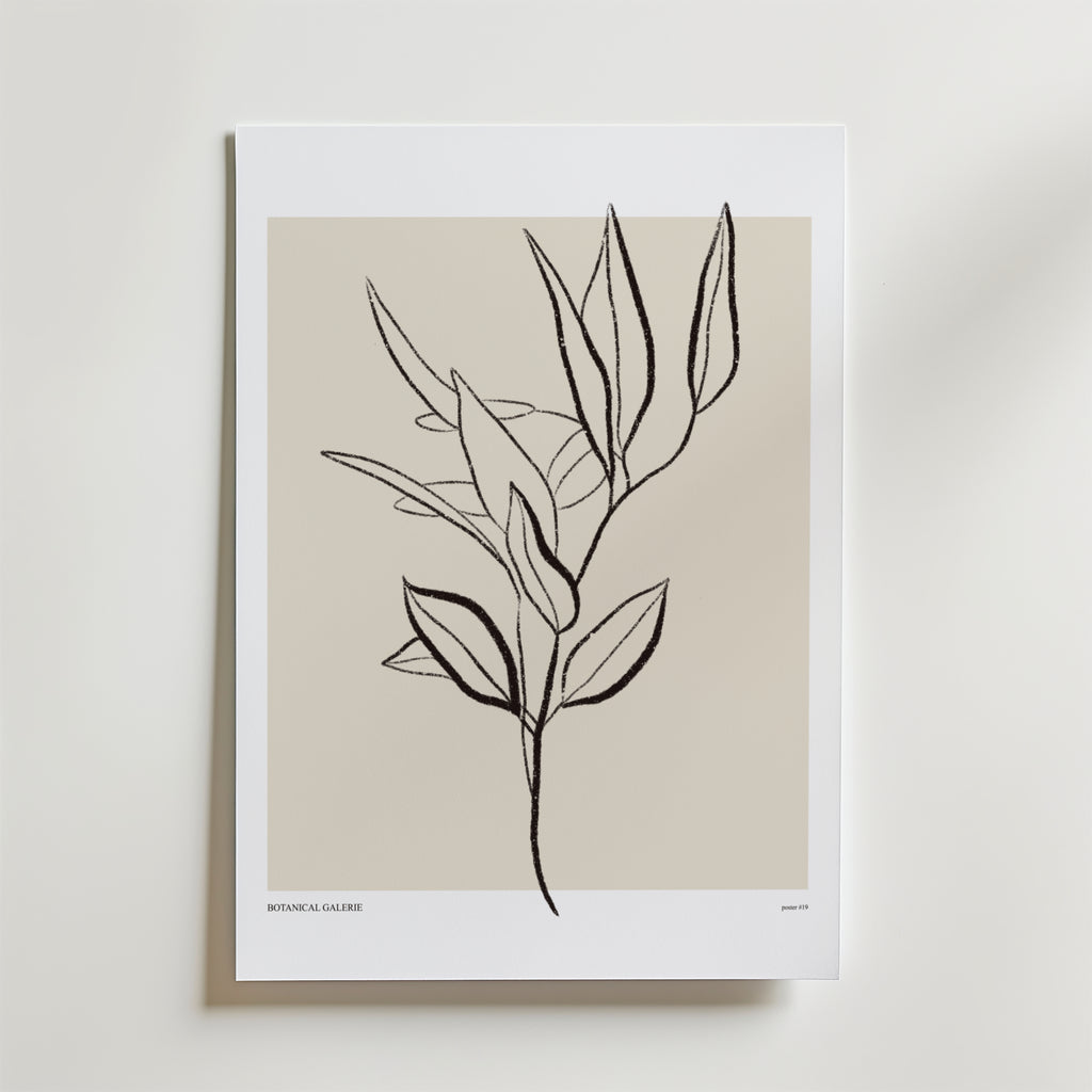 Botanical Breath Poster by Bozetto har en enkel svart linjeteckning av en bladig gren på beige, accentuerad av en vit matt kant och subtil BOTANICAL GALLERY text längst ner till vänster, vilket framkallar tidlös harmoni.