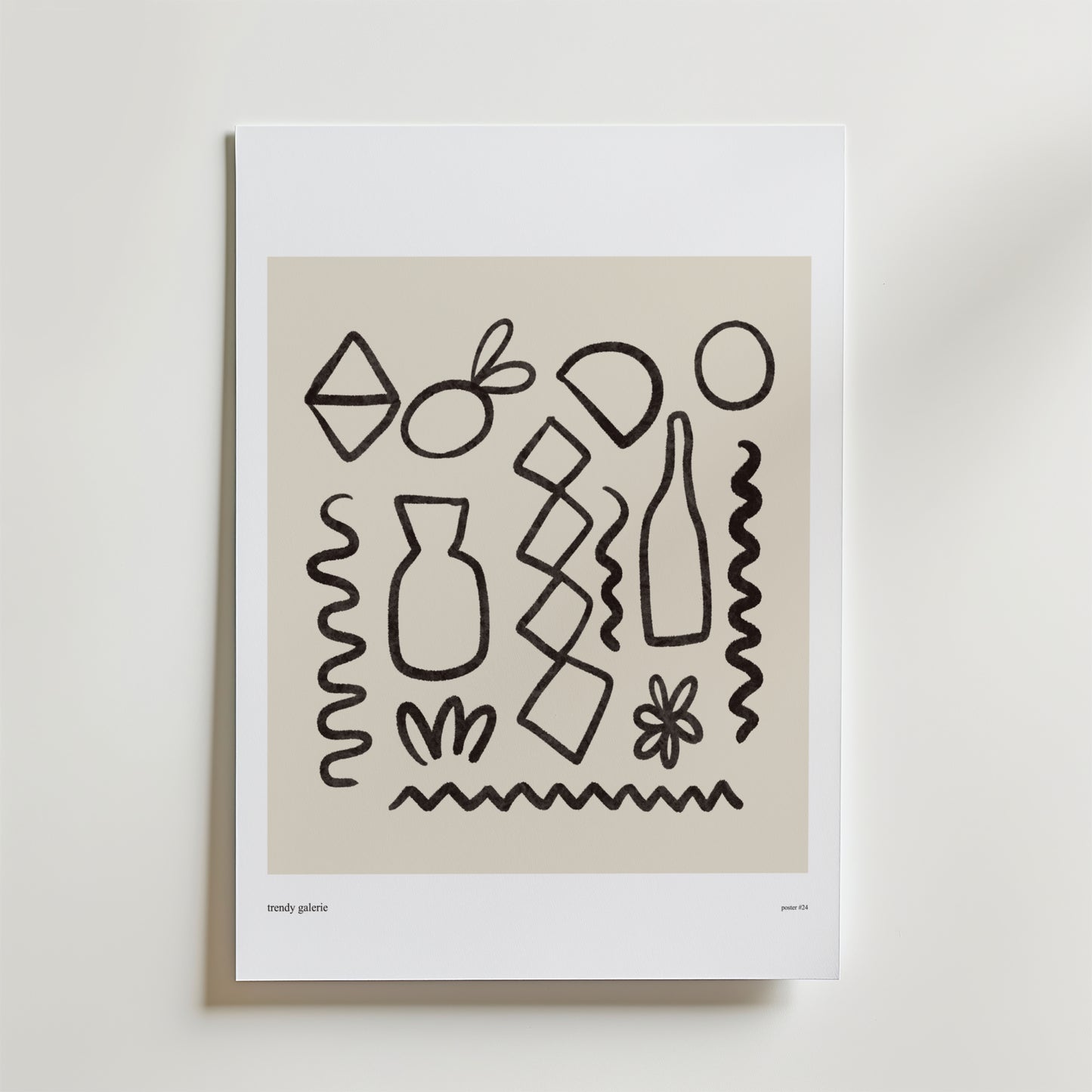 Bozetto Organic Rhythm Poster visar abstrakta svarta linjeteckningar av flaskor, vaser och former på en beige bakgrund som ger organiskt lugn och elegans till ditt rum, på en vit matta.