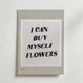 Bozetto I Can Buy Myself Flowers Poster har fet svart text över en bakgrund av upprepade "love yourself", som symboliserar självständighet och självkärlek. Den har en minimal design med en ljusgrå kant.