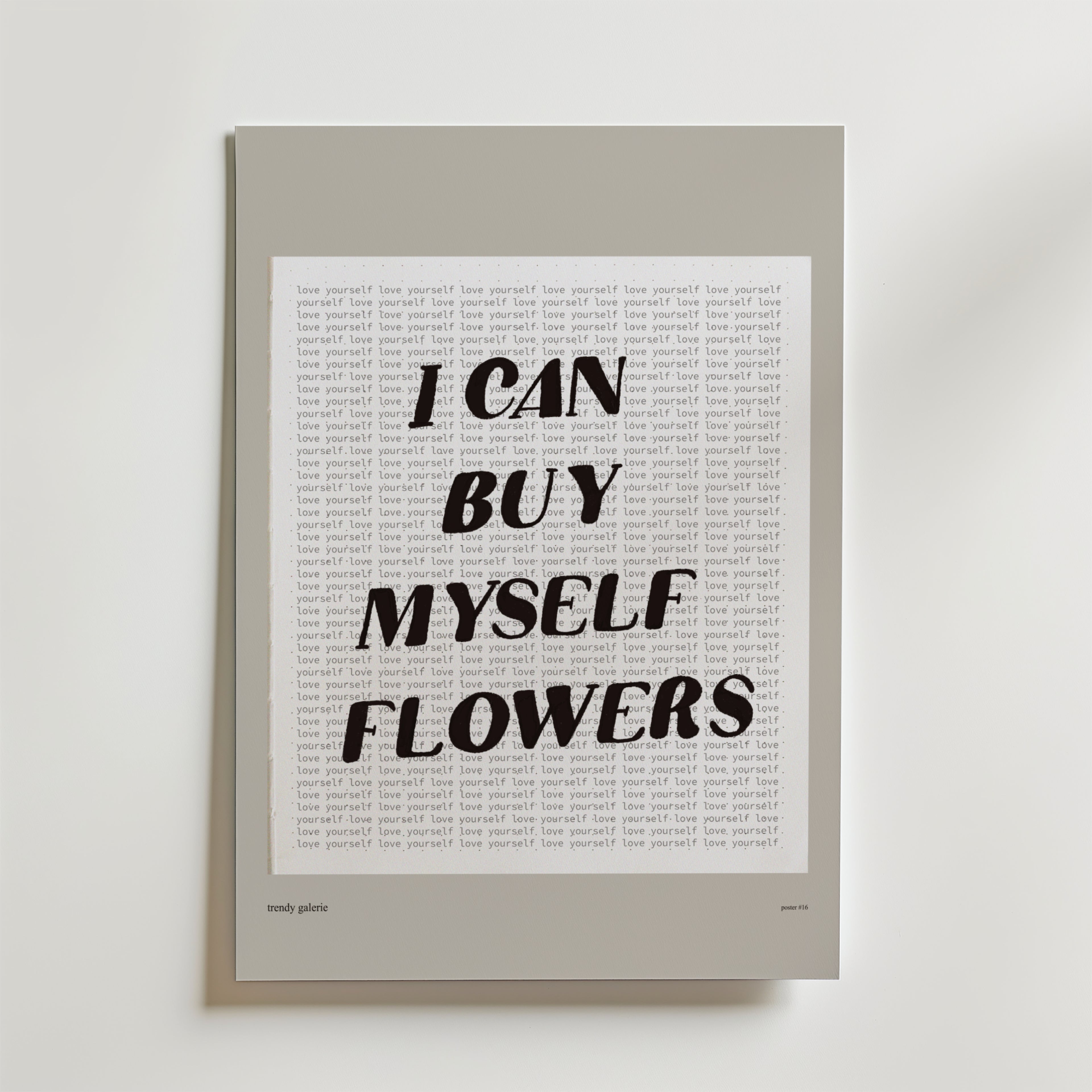 Bozetto I Can Buy Myself Flowers Poster har fet svart text över en bakgrund av upprepade "love yourself", som symboliserar självständighet och självkärlek. Den har en minimal design med en ljusgrå kant.