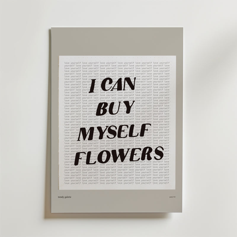 Bozetto I Can Buy Myself Flowers Poster har fet svart text över en bakgrund av upprepade "love yourself", som symboliserar självständighet och självkärlek. Den har en minimal design med en ljusgrå kant.