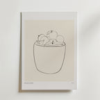 Still Life Offering Poster by Bozetto har en minimalistisk linjeteckning av en krukväxt med rundade frukter eller blad på en vit bakgrund med en tunn kant - en harmonisk accent för lugna, stilfulla interiörer.