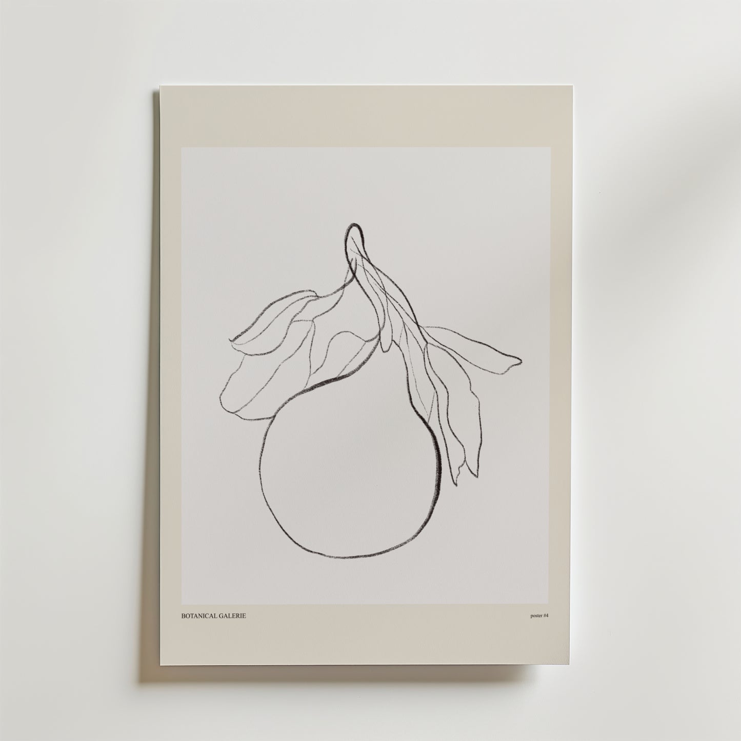 The Softest Yield Poster by Bozetto har en minimalistisk linjeteckning av ett päron med blad, inramad av en beige kant. Tunna svarta linjer beskriver frukten och skapar naturlig konst som är perfekt för alla rum med vita väggar.