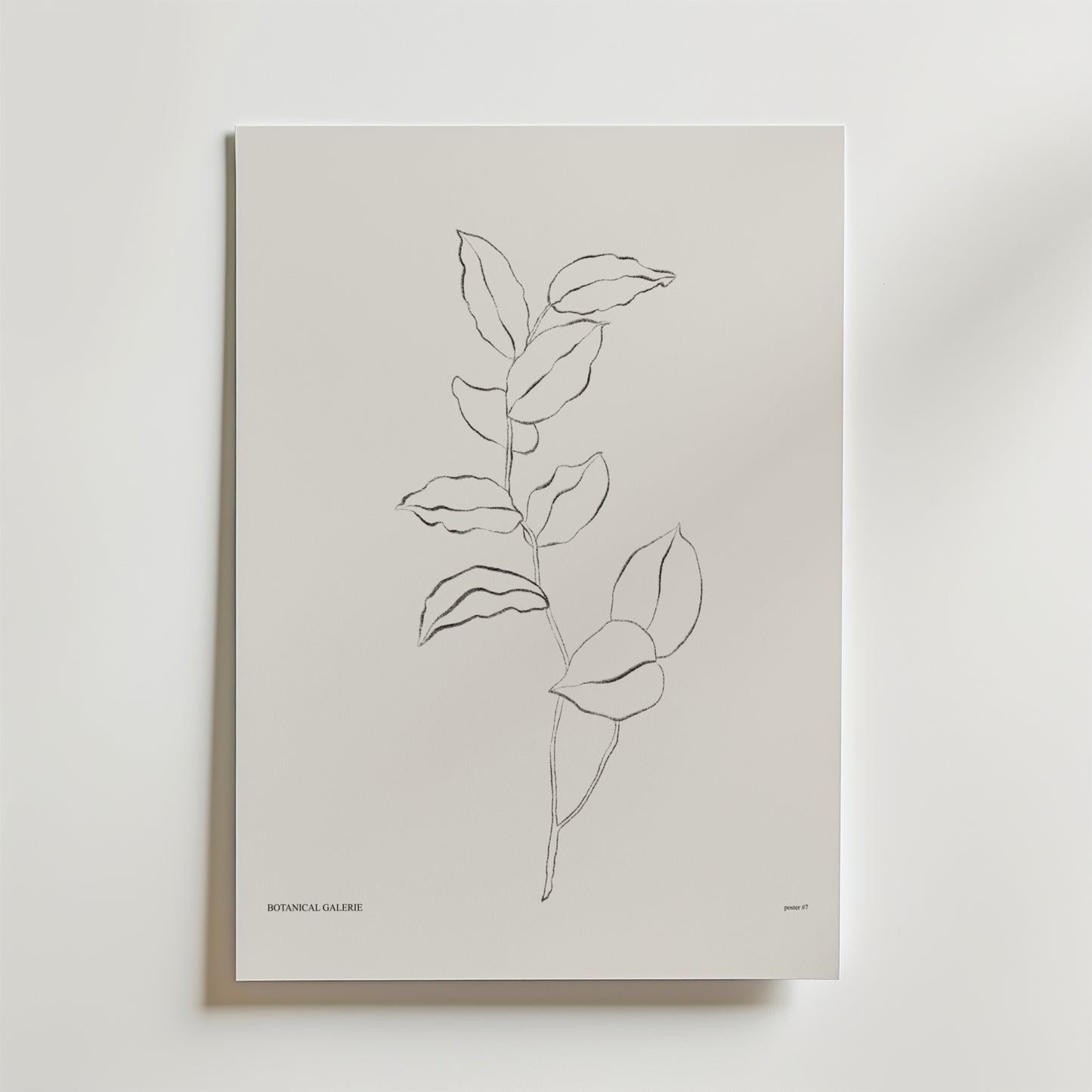 Breath Of Green Poster by Bozetto har en minimalistisk linjeteckning av en bladväxt på en vit canvas som för tankarna till naturens renhet, med "BOTANICAL GALLERY" tryckt i liten text i det nedre vänstra hörnet.