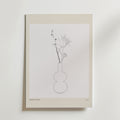 Postern Humble Vase Poster från Bozetto är en minimalistisk linjeteckning av en vas med blommor och stjälkar på en vit bakgrund med en beige kant, vilket skapar en lugn komposition.
