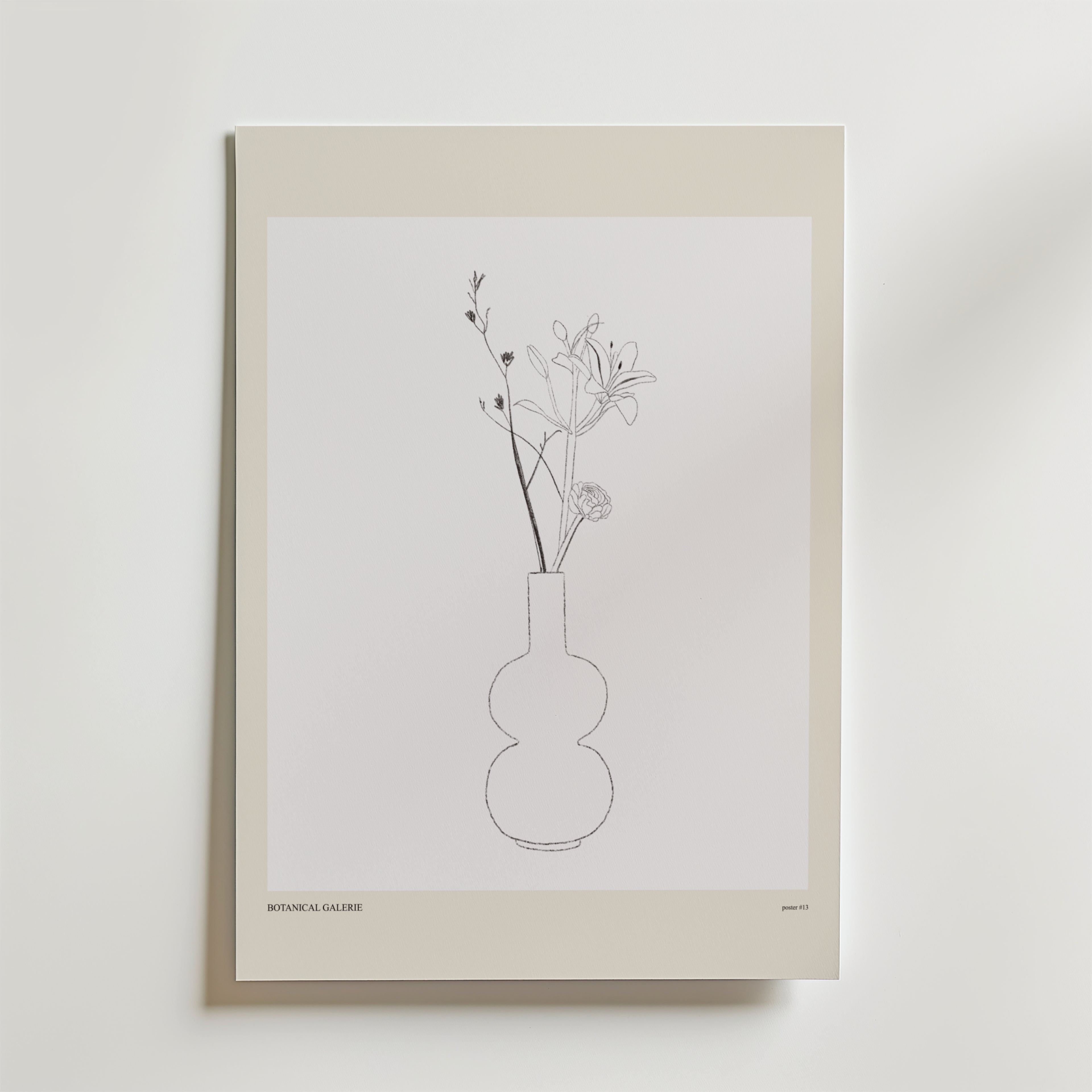 Postern Humble Vase Poster från Bozetto är en minimalistisk linjeteckning av en vas med blommor och stjälkar på en vit bakgrund med en beige kant, vilket skapar en lugn komposition.