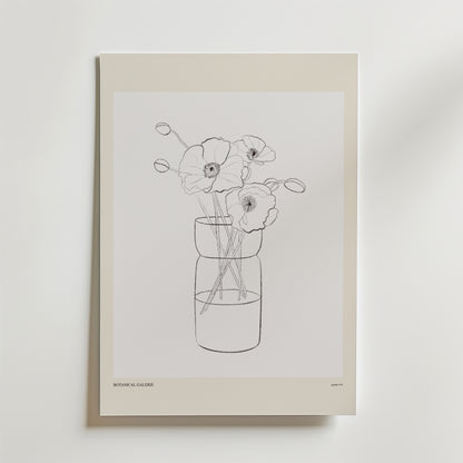 Petals Of Thought Poster by Bozetto har minimalistiska tunna linjer av en vallmobukett i en vas, centrerad på en vit bakgrund med en beige kant, vilket skapar en enkel och modern estetik.
