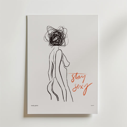 Postern Sexy but Lost från Bozetto har minimalistisk linjekonst av en naken kvinnofigur med ett klottrat huvud och den handskrivna frasen "stay sexy" i fet orange - ett konstnärligt print som är perfekt för alla som älskar modern minimalism.