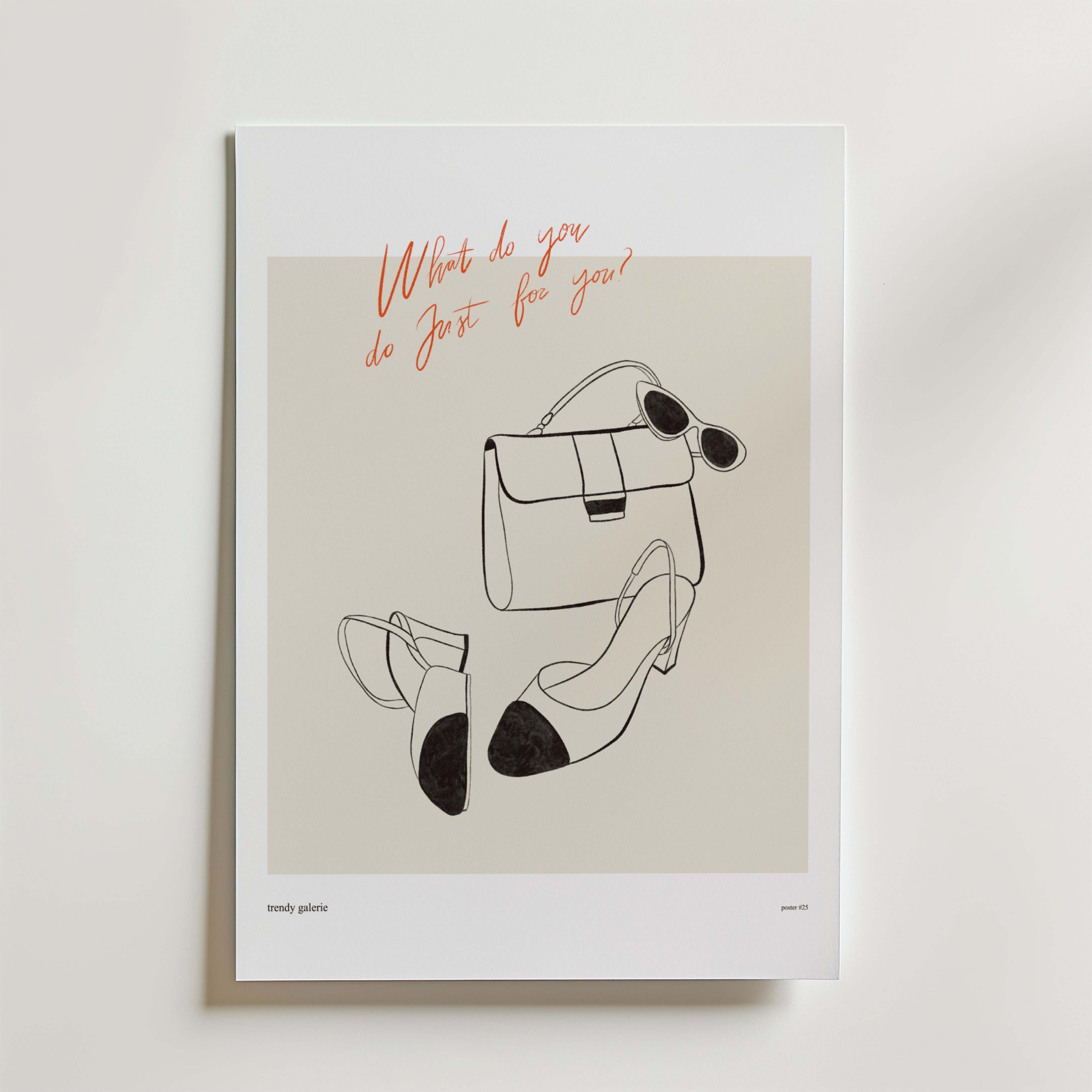 Rituals Of Self Poster från Bozetto har en minimalistisk illustration av en handväska, solglasögon och klackar samt det handskrivna citatet "What do you do just for you?" i orange - en inspirerande beige väggkonst för självvård och motivation.