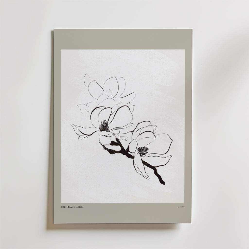 Soft Season Poster från Bozetto har en minimalistisk linjeteckning av två magnoliablommor på en gren och framhäver nordisk enkelhet med sitt vita papper, ljusgrå kant och rena vita bakgrund.