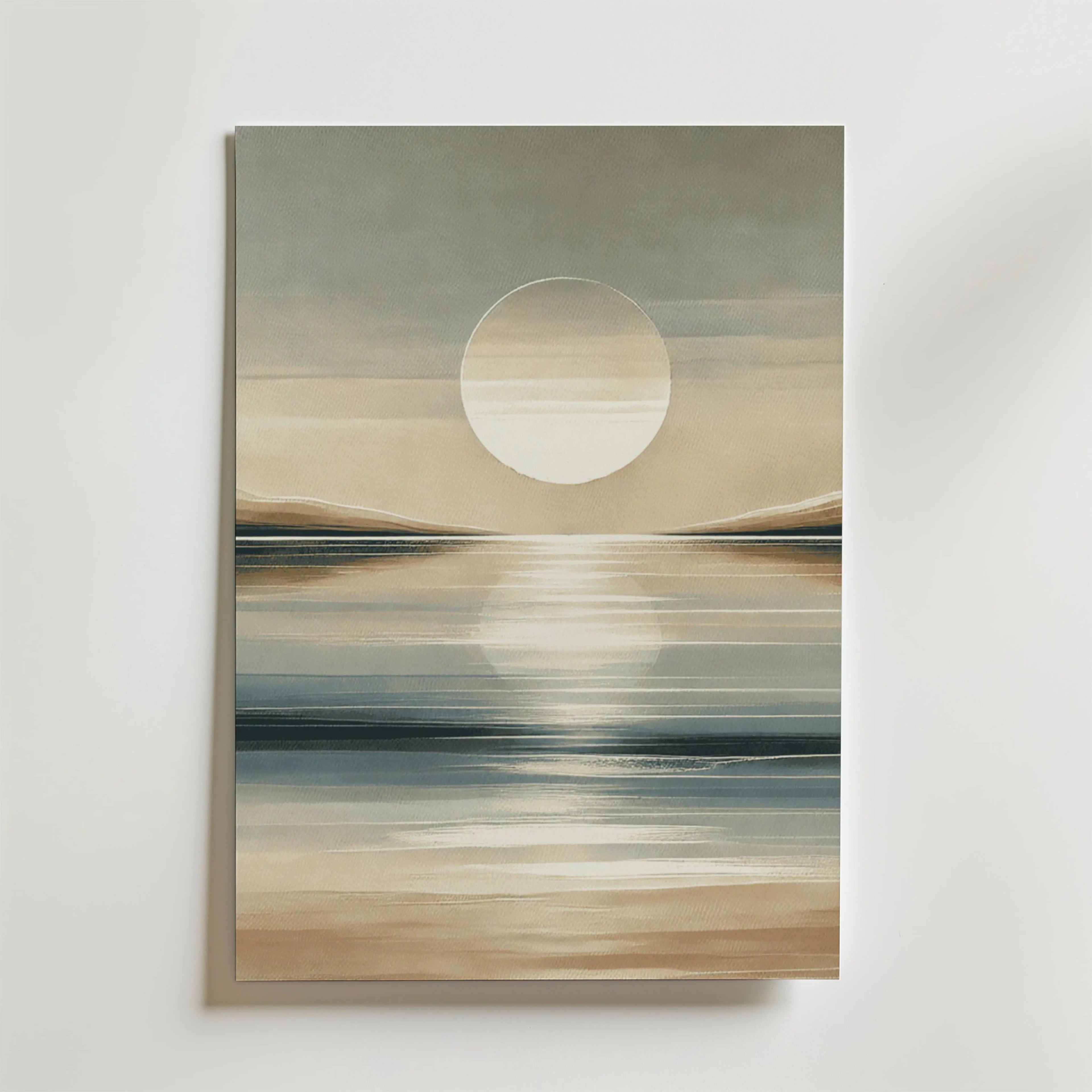Bozetto Golden Horizon Poster har minimalistisk konst av ett lugnt landskap med en stor vit sol eller måne över lugnt blåbeige vatten, enkla ljusreflekterande linjer och är tryckt på premiumpapper för en elegant look.