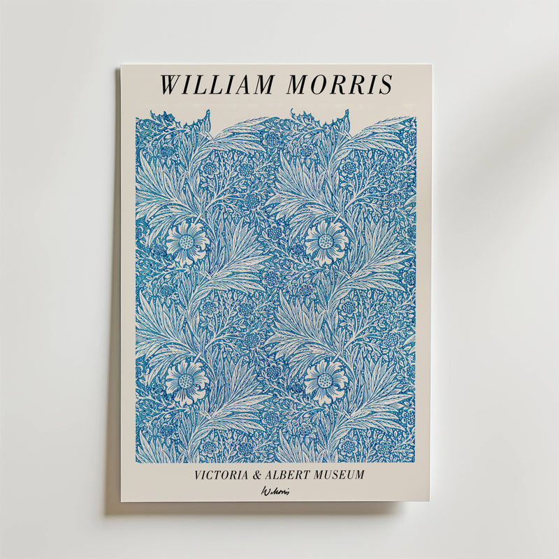 William Morris Victoria & Albert Museum No. 5 Poster från Bozetto har en tidlös harmoni av blå blommiga mönster, med texten "Victoria & Albert Museum" och "Volumi" längst ner på krämfärgad bakgrund.