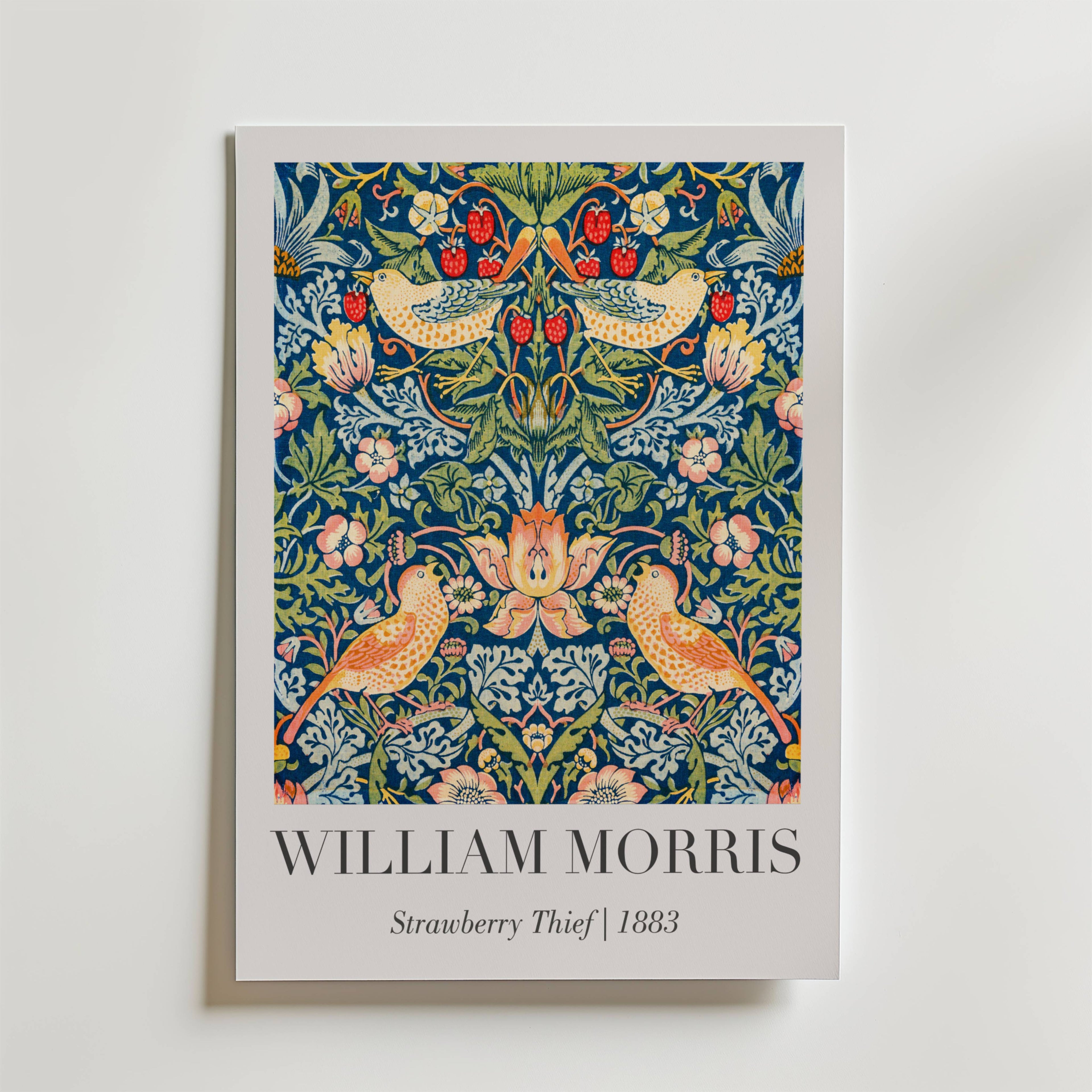Bozetto William Morris Strawberry Thief 1883 Poster visar ett livfullt blomster- och fågelmönster i blå toner på en vit bakgrund, med konstnärens namn och titel under.