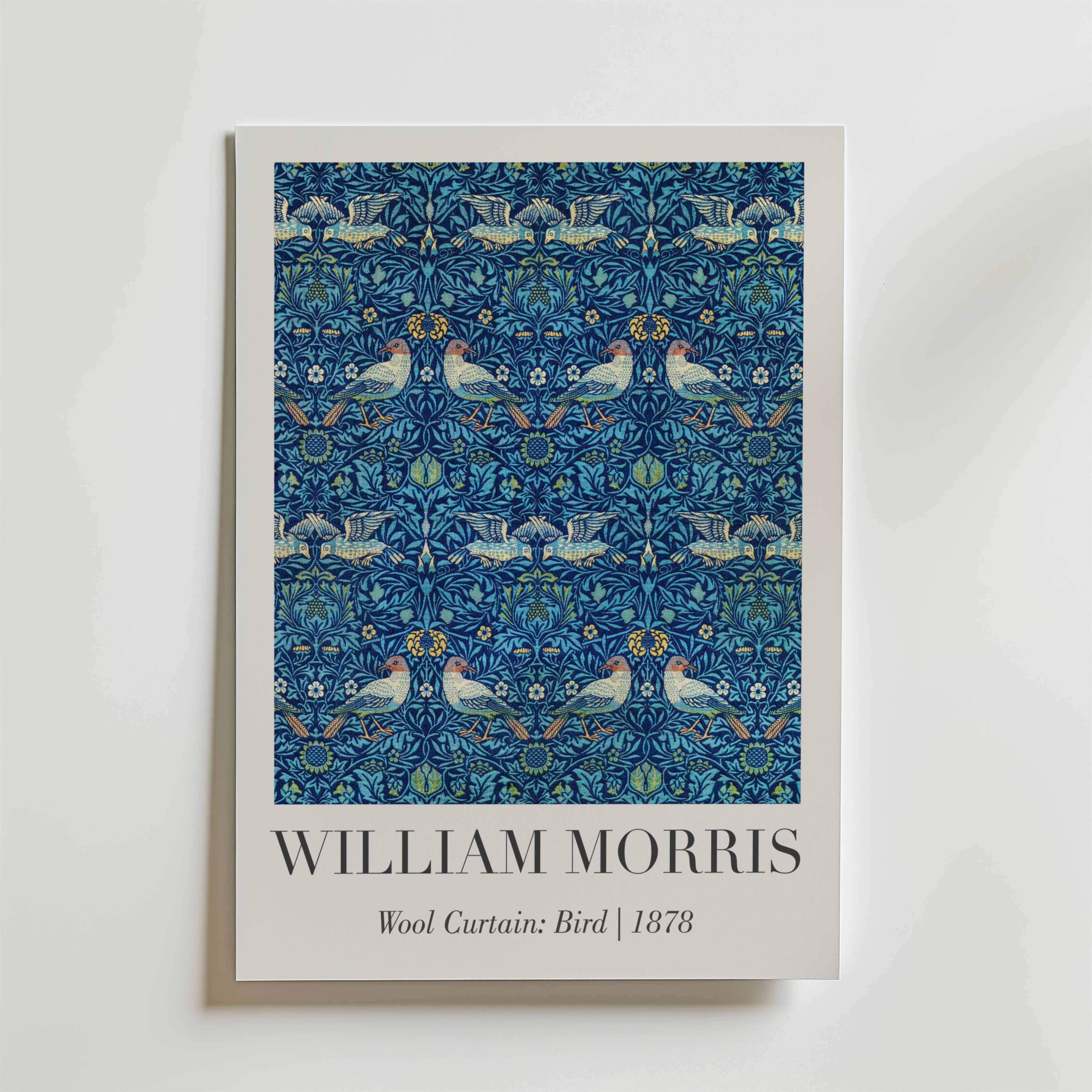 Gardin i ull från William Morris: Bird 1878 Poster by Bozetto har symmetriska fåglar och blommotiv i blått, grönt och guld, med konstnärens namn och verkets titel under bilden.