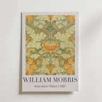 Bozetto William Morris Saint James' Palace 1881 Poster har ett dekorativt blommönster i grönt, orange och gult med "WILLIAM MORRIS" och "Saint James' Palace | 1881" tryckt under mönstret på en vit bakgrund.