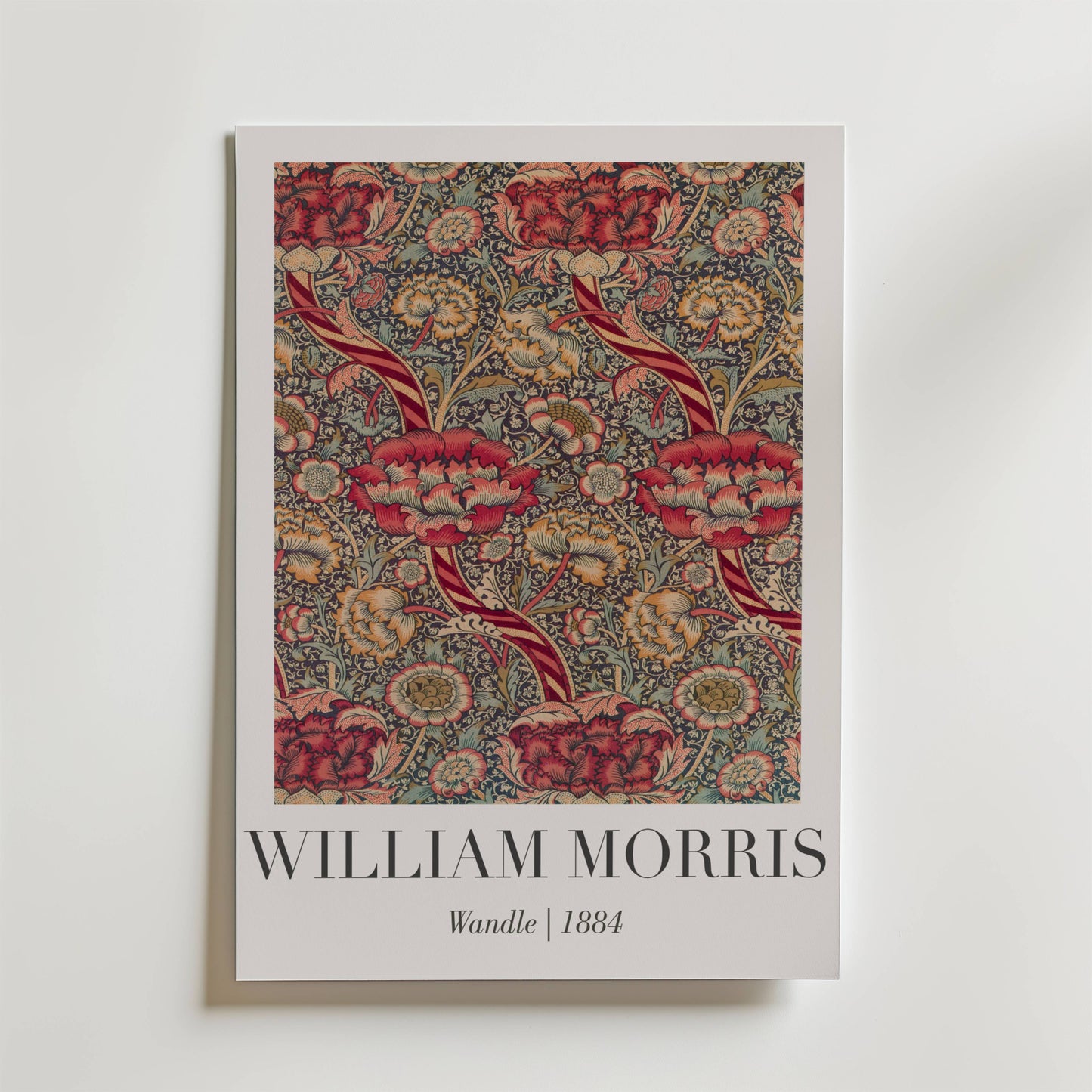 Bozetto William Morris Wandle 1884 Poster visar röda blommor, gröna blad och virvlande vinrankor på vit botten. Text nedan: "WILLIAM MORRIS, Wandle | 1884.